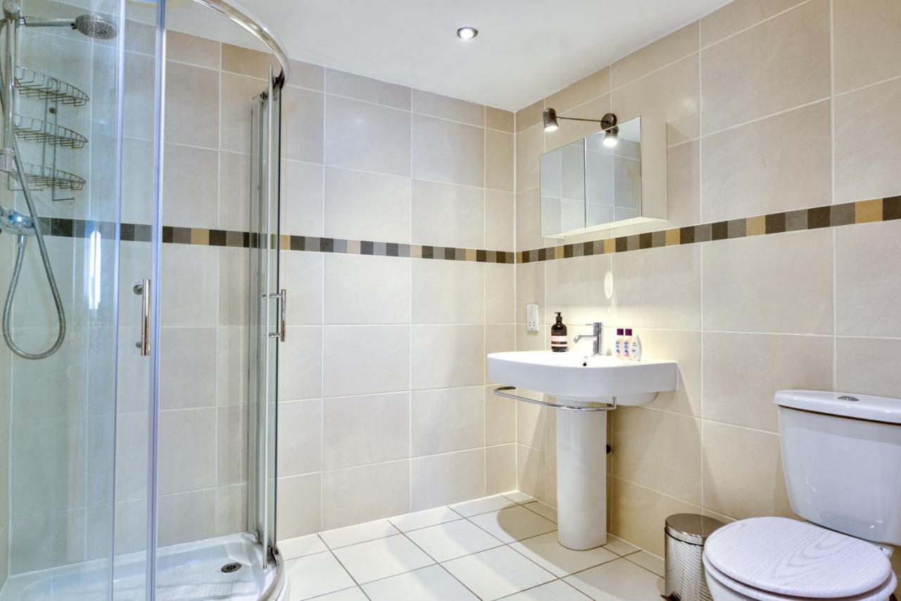 Central Studio Suite - Modern Stay With Free Wifi Стамфорд Екстериор снимка